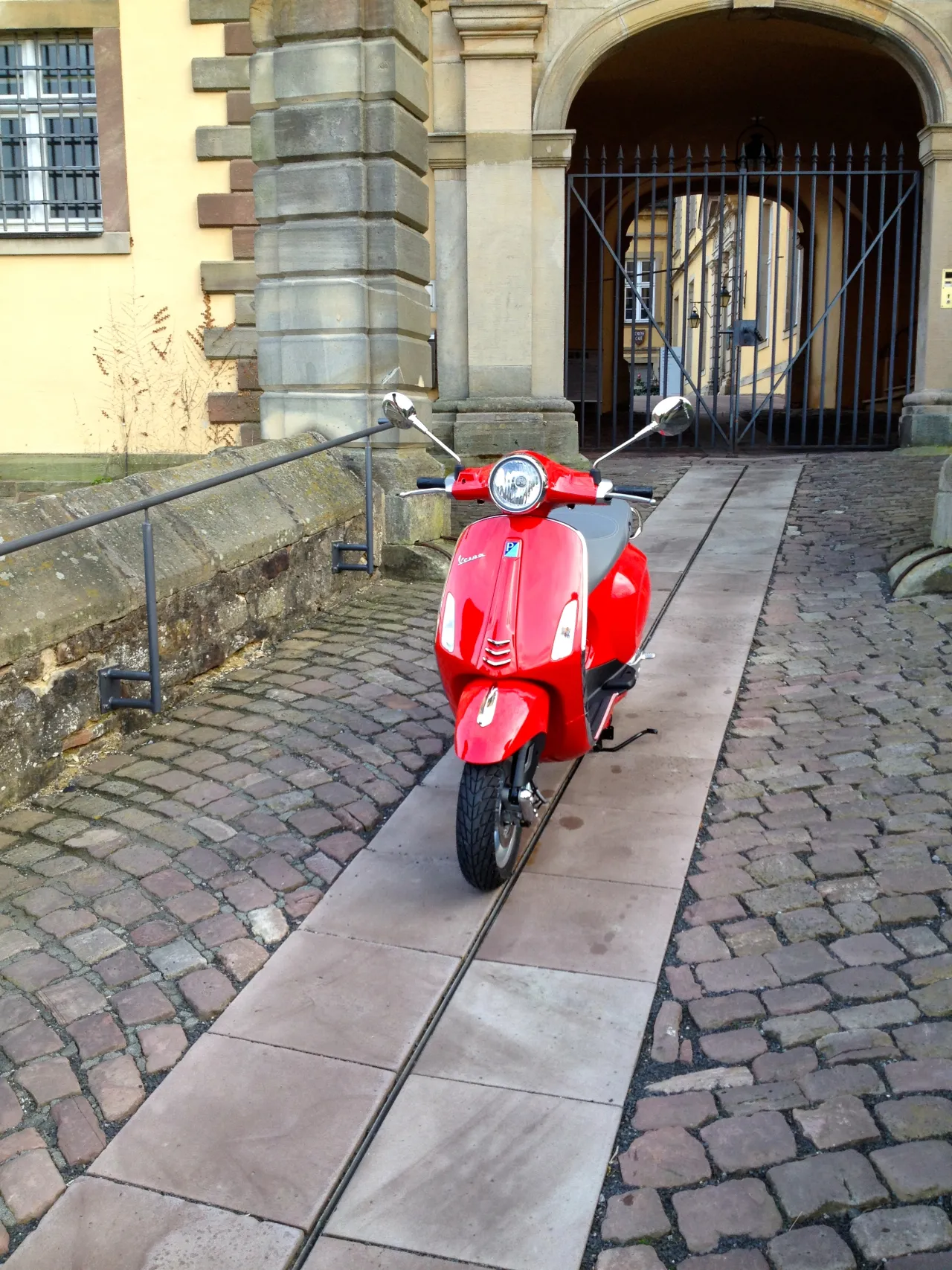 Vespa Primavera 50 front three-quarter view