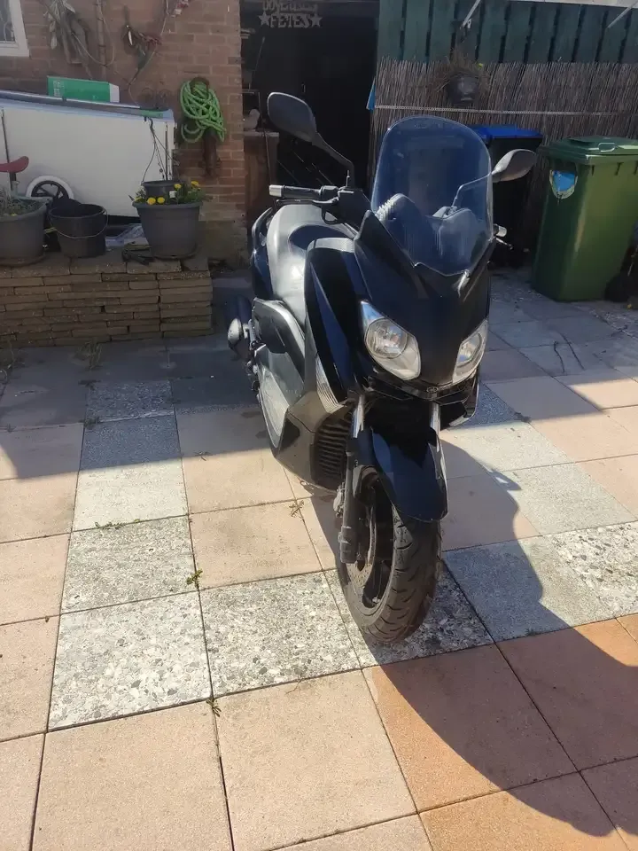 Yamaha Black X-Max