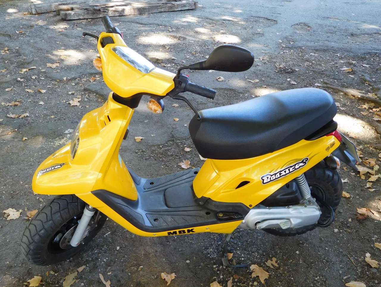 MBK Booster gele scooter zijaanzicht