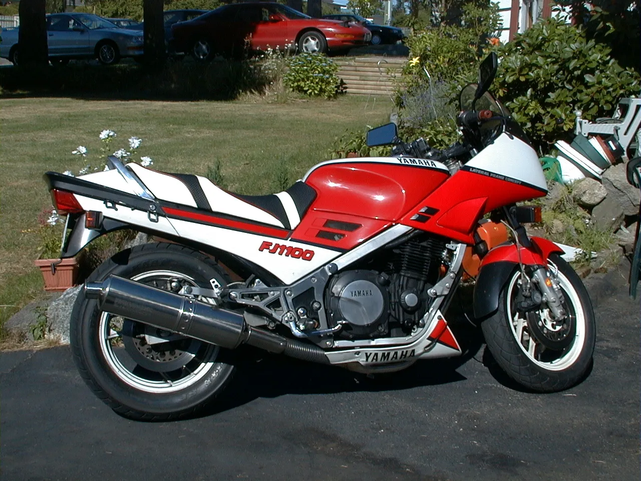 Yamaha FJ-1100 sport-tourer side view