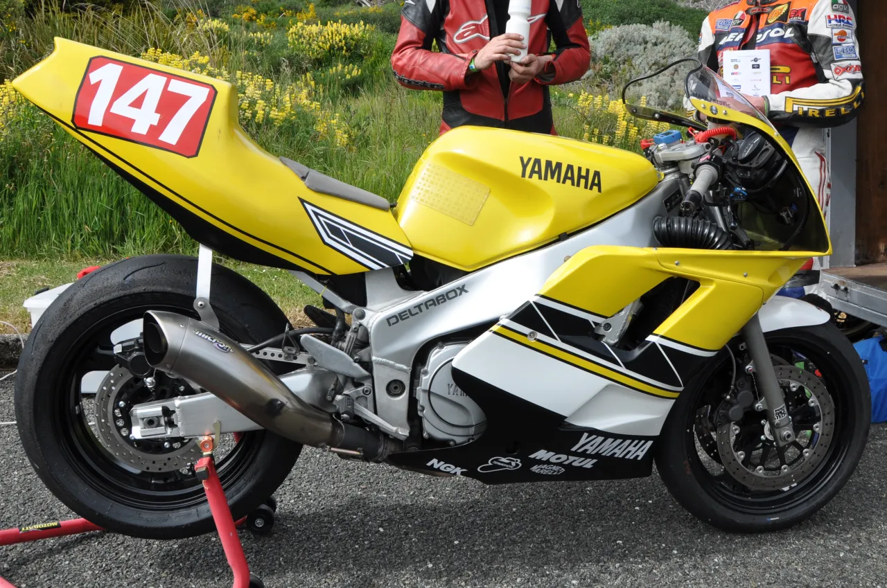 Yamaha FZR1000 1989 EXUP side profile