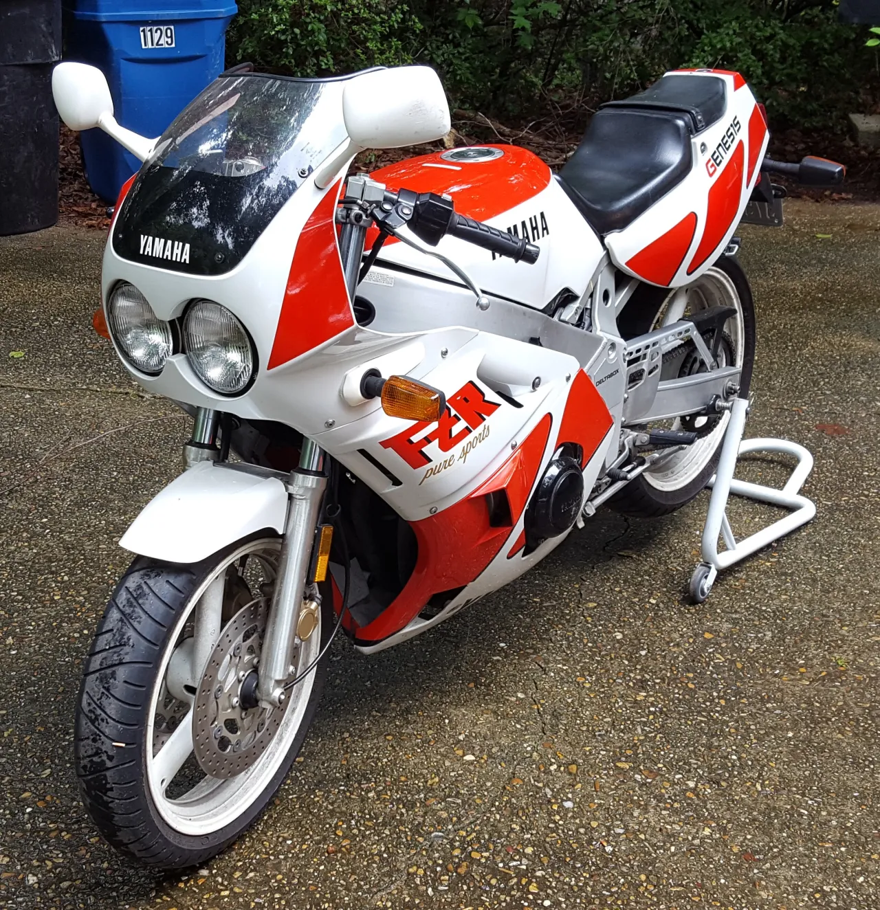 1988 Yamaha FZR400 motorcycle
