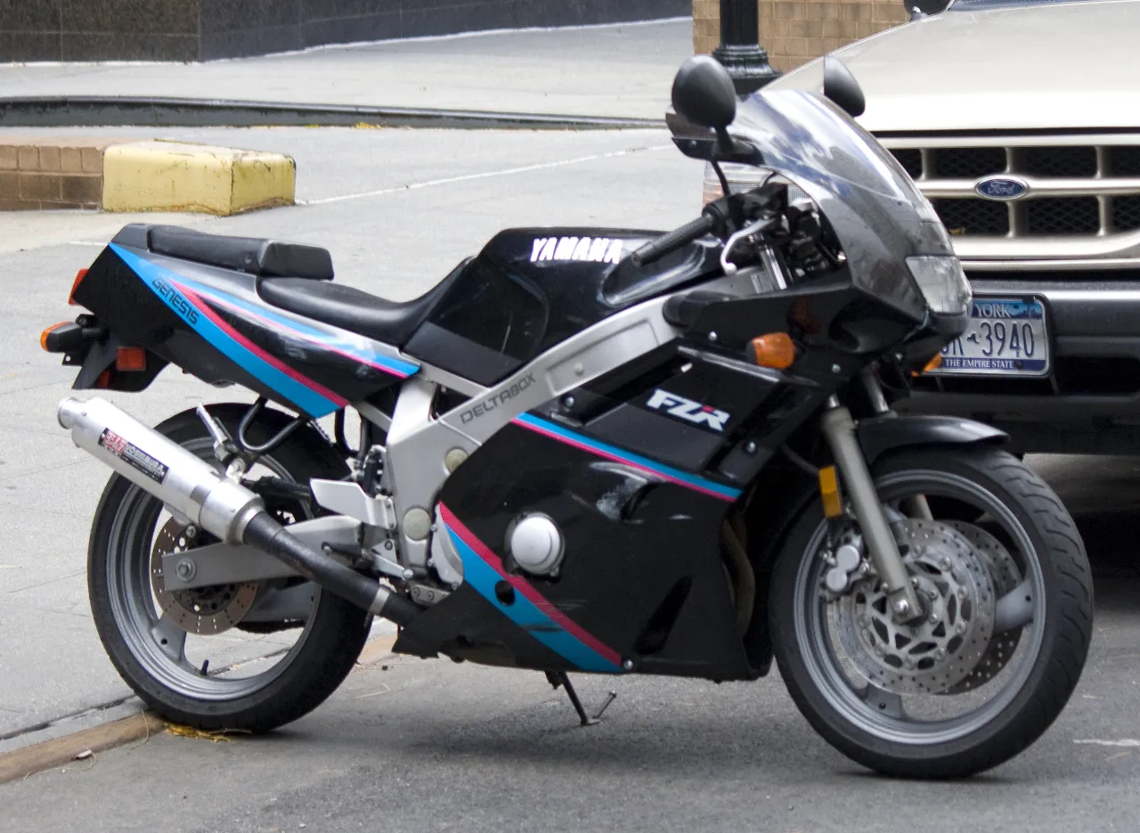 1991 Yamaha FZR600 sport motorcycle side profile