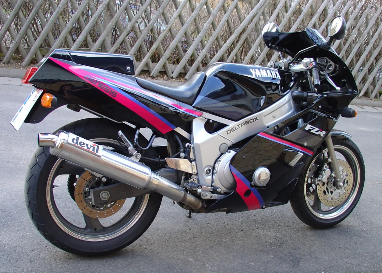 Yamaha FZR600 3HE generation side view