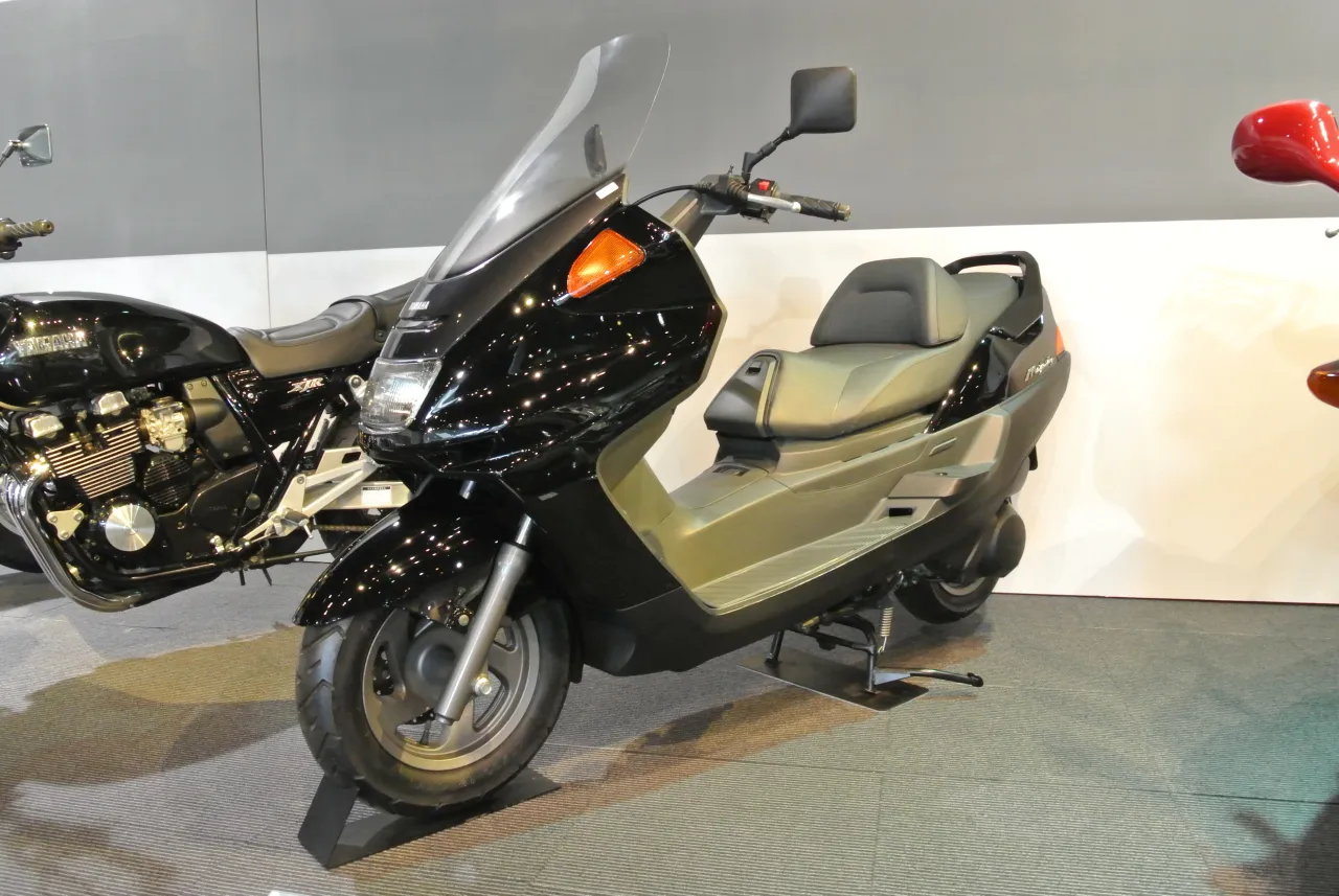 Yamaha Majesty 250 maxi-scooter side view