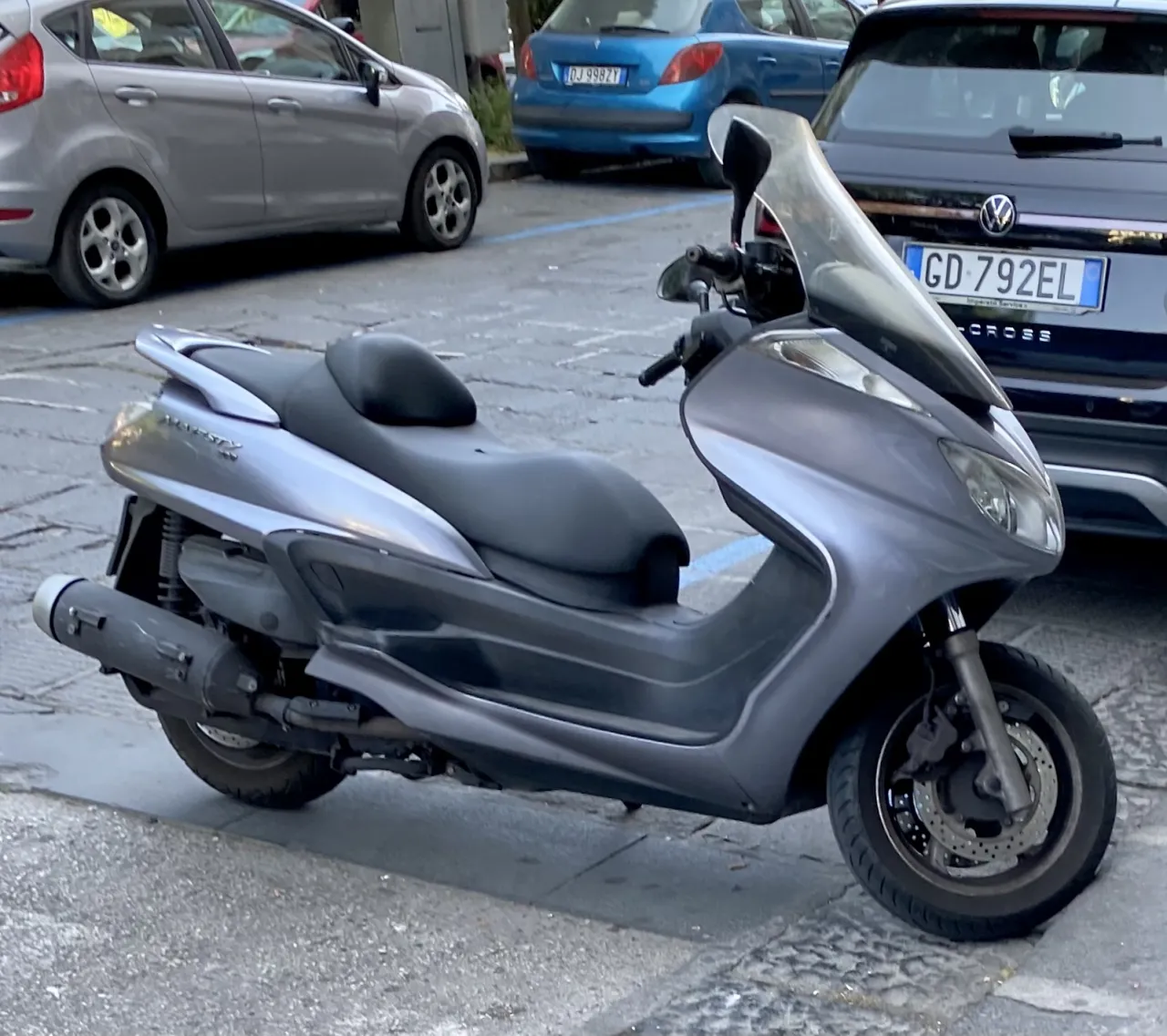 Yamaha Majesty 400 maxi-scooter side profile