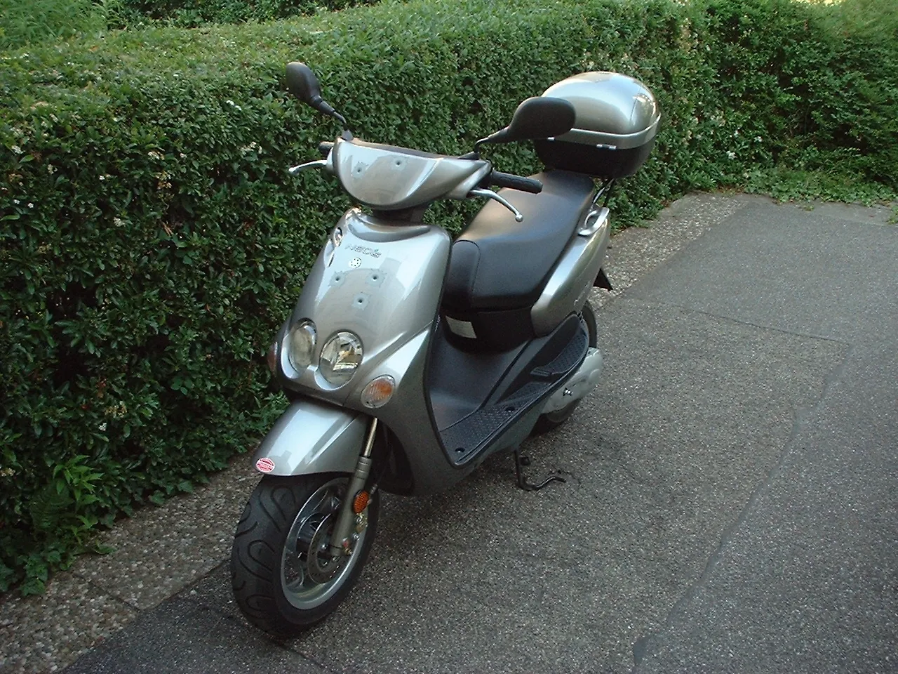 Yamaha Neo's scooter with fitted top case