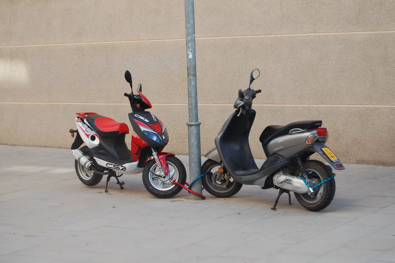 Yamaha Neo's 50cc scooter side view