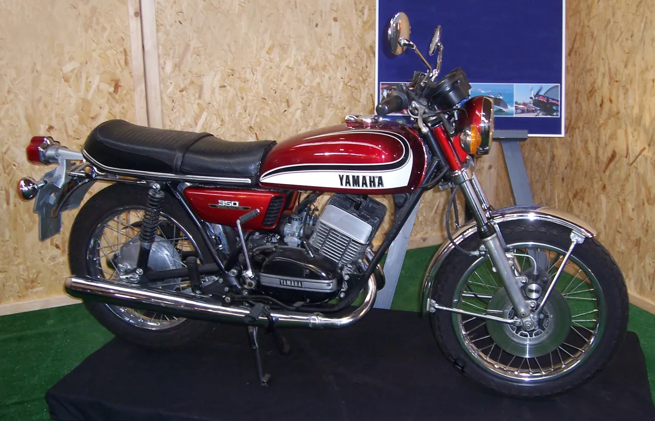 Yamaha RD350 klassieke tweetakt motor op tentoonstellingsvloer