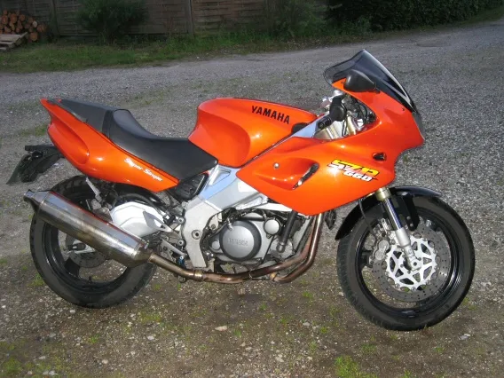 Yamaha SZR 660 naked sport motor zijaanzicht