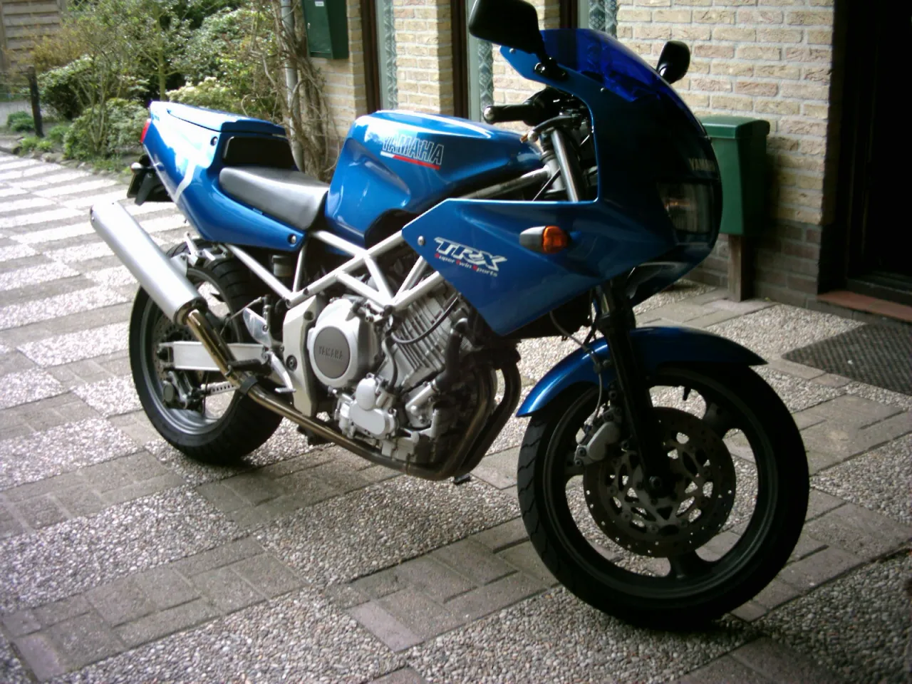 Yamaha TRX850 sport-naked motor zijaanzicht