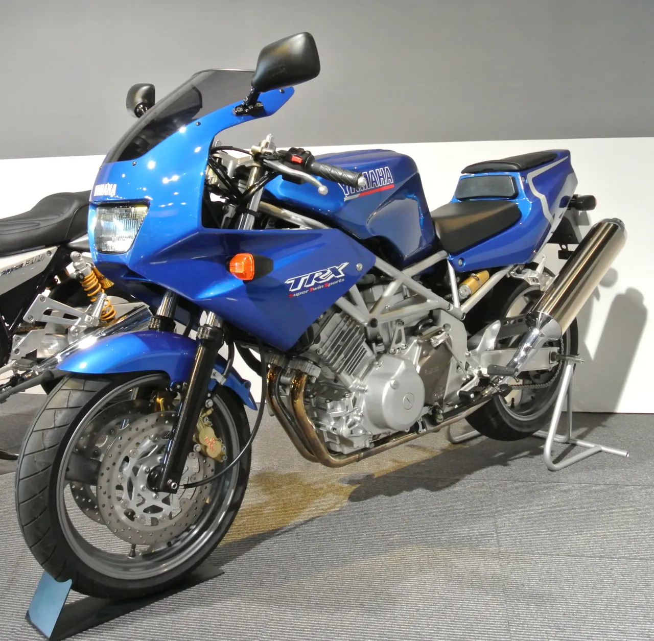 Yamaha TRX850 driekwart vooraanzicht