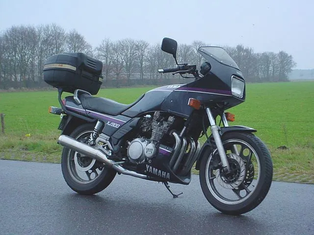 Yamaha XJ900F 4BB in zijaanzicht