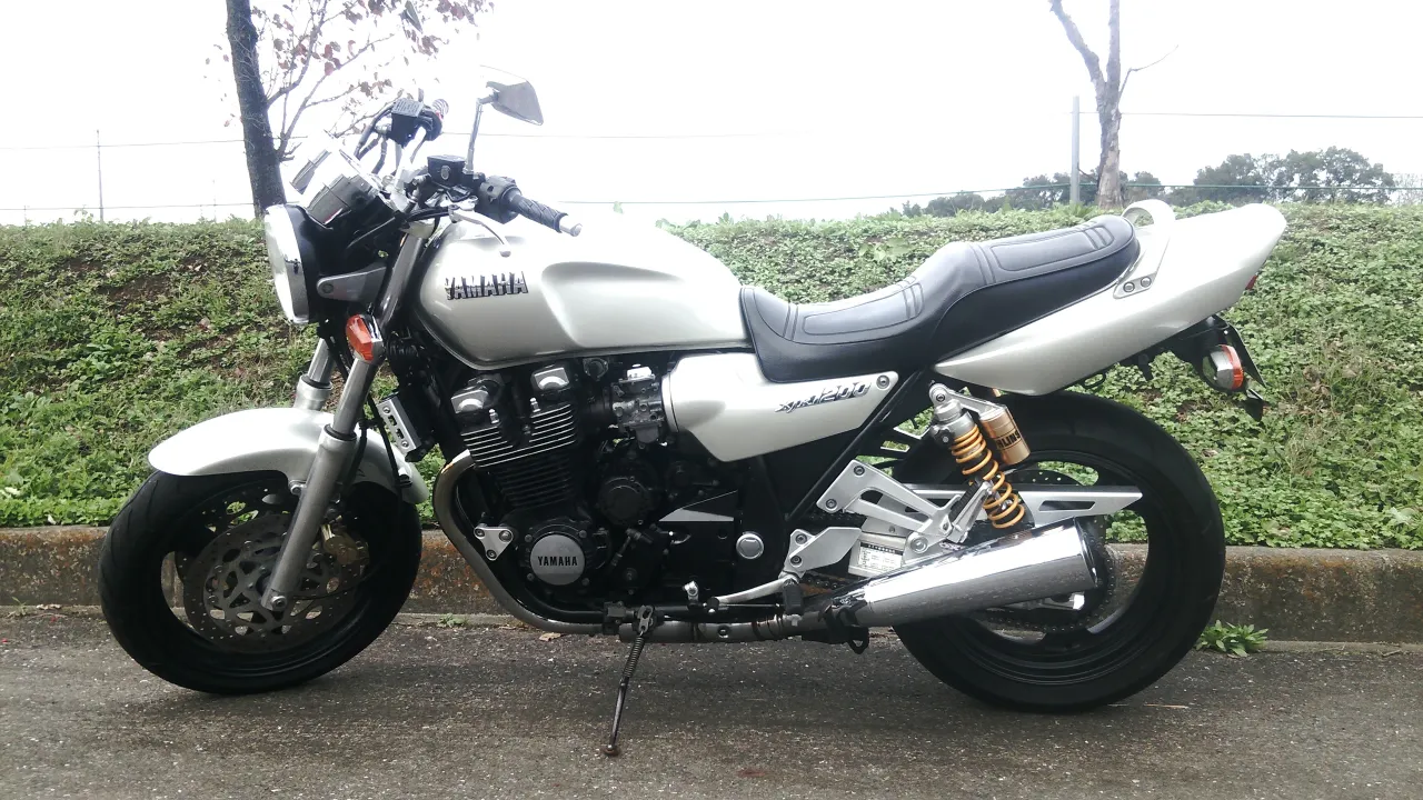 1995 Yamaha XJR1200 retro naked side profile