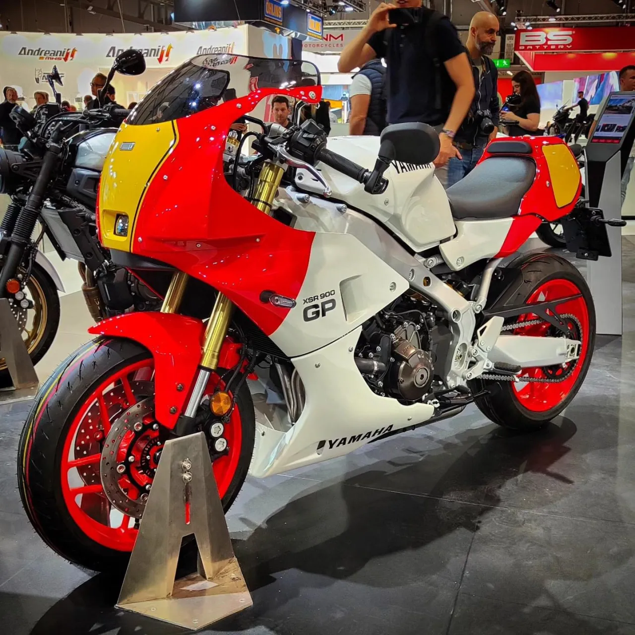 Yamaha XSR900 GP, volledig zijaanzicht