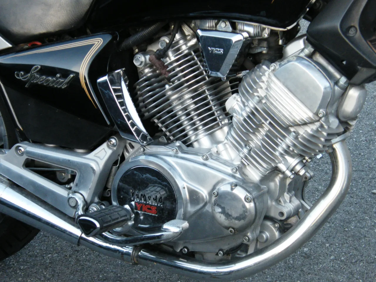 Yamaha XV500 Virago front three-quarter view