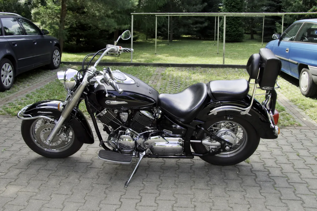 Yamaha XVS 1100 Drag Star zijaanzicht