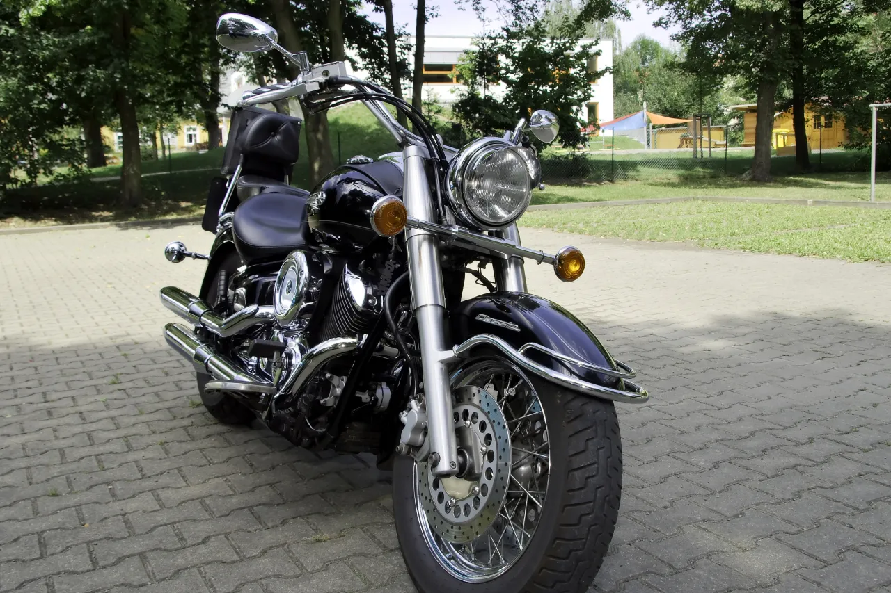 Yamaha XVS 1100 Drag Star schuin van voren