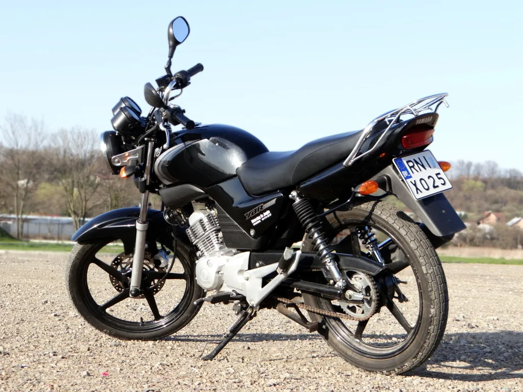 Yamaha YBR125 front three-quarter view