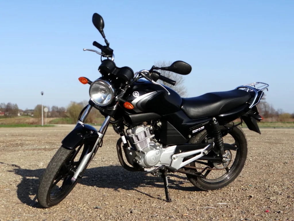 Yamaha YBR125 parked, clean side profile