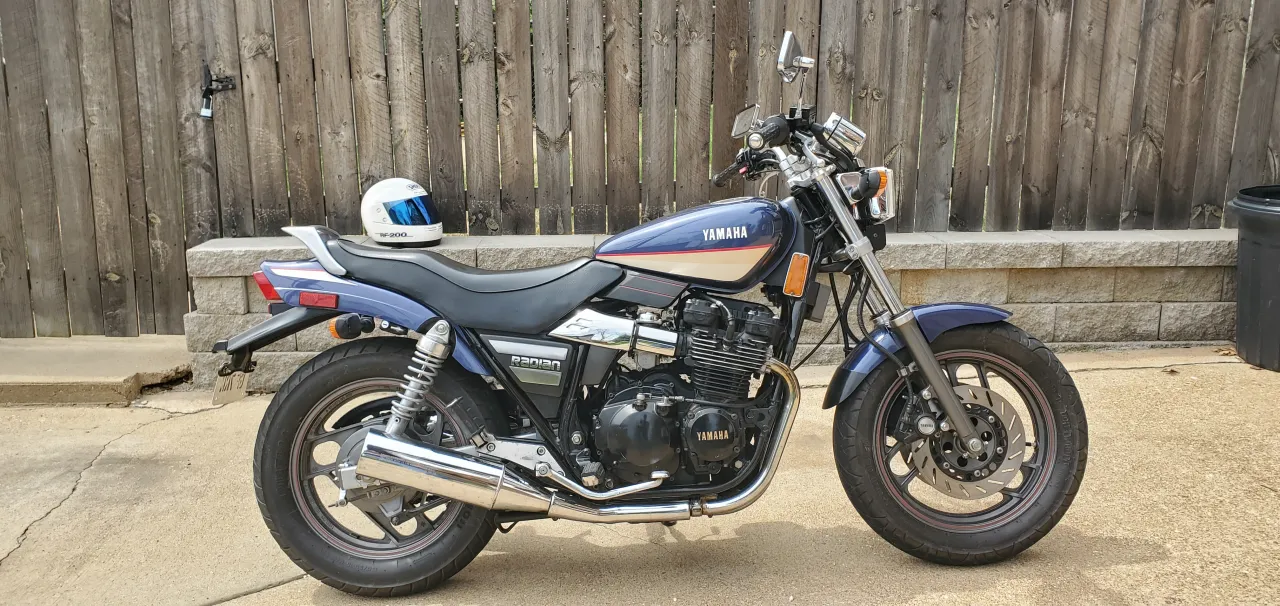 1989 Yamaha YX-600 Radian in rood, zijaanzicht
