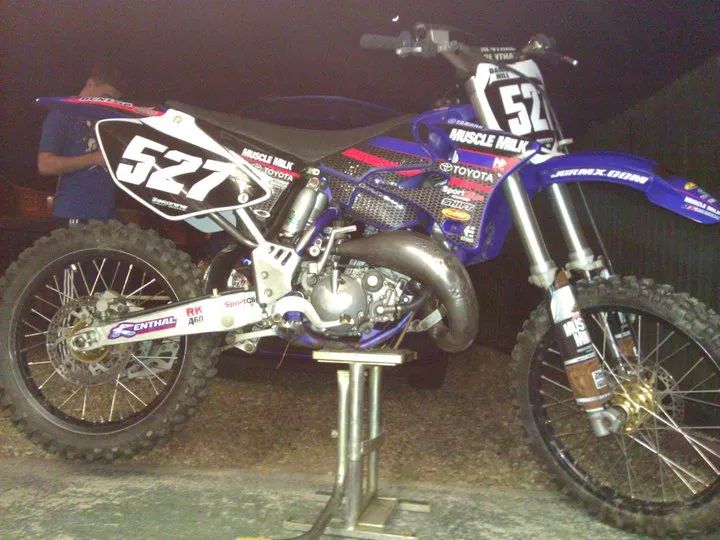 Yamaha YZ125 motocrossmotor, zijaanzicht