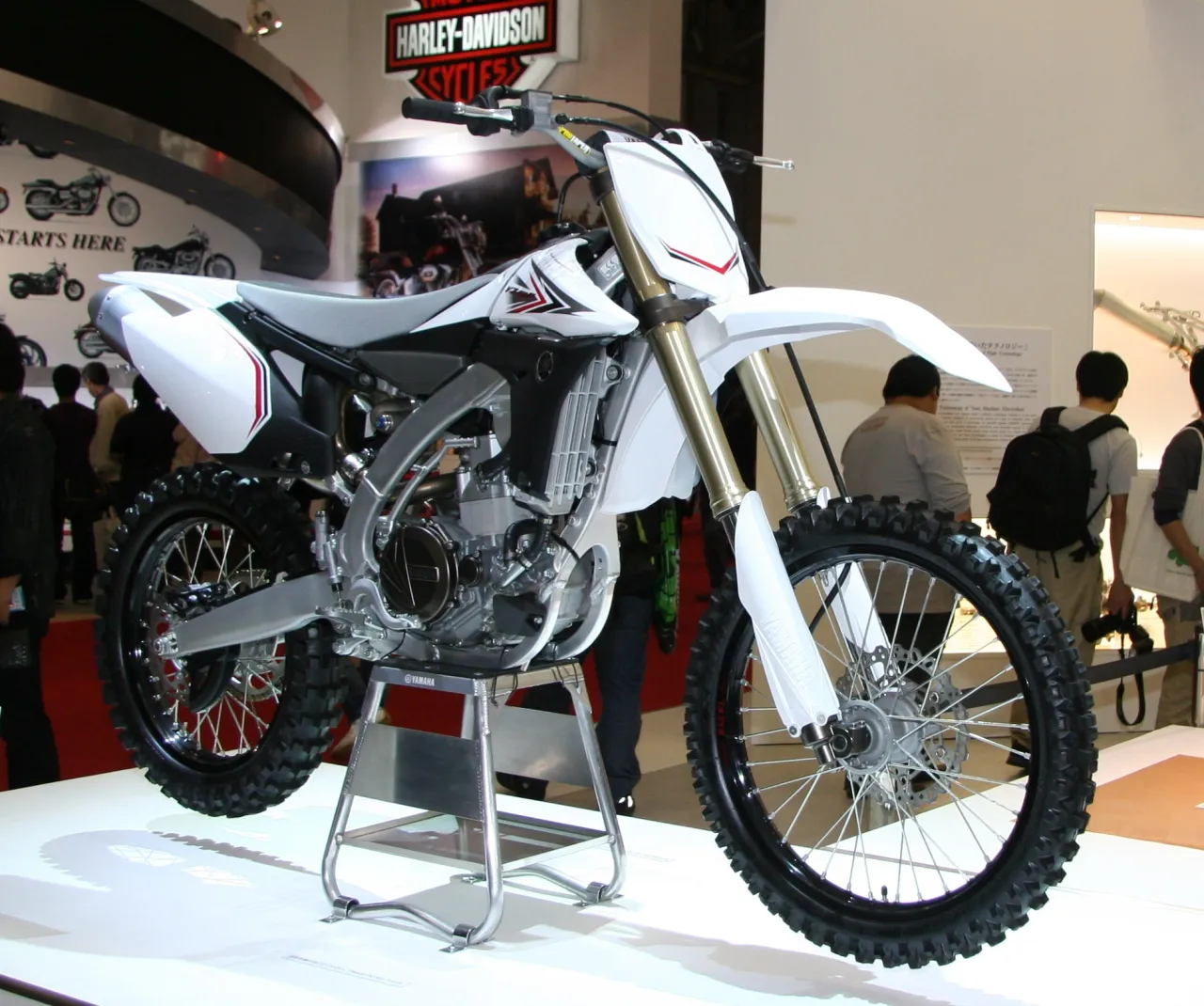 Yamaha YZ450F crossmotor zijaanzicht