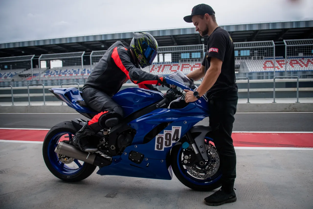 Yamaha YZF600R Thundercat sports motorcycle side profile