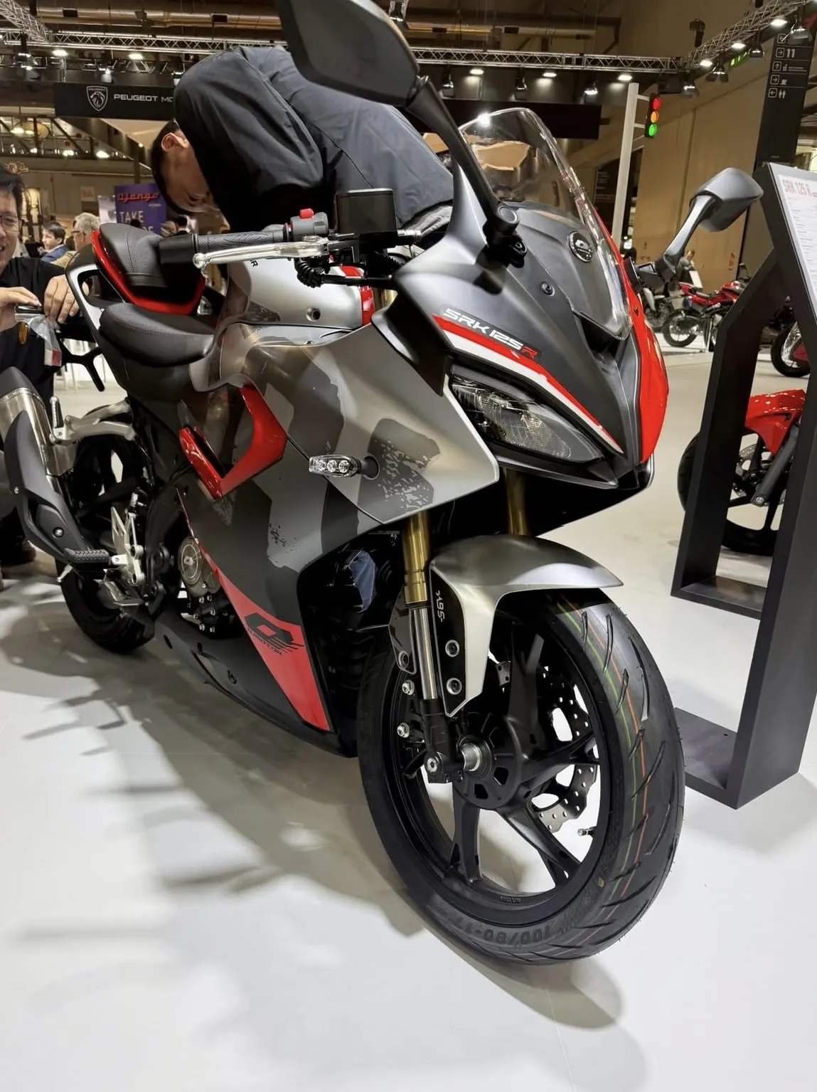 QJMotor SRK 125R supersportsmotor zijaanzicht
