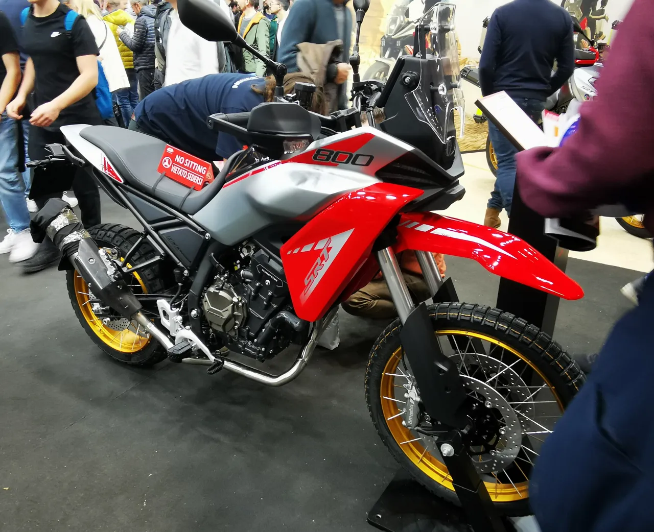 QJMotor SRT 800 RX op EICMA 2024 beurs