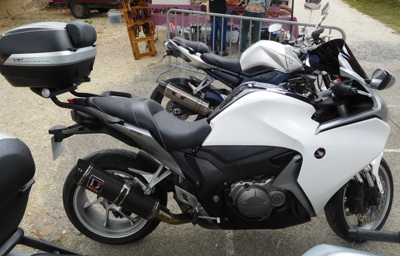 Honda VFR 1200 F in wit zijaanzicht