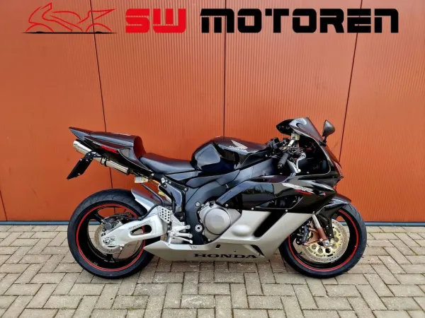 2004 Honda CBR 1000 RR Fireblade - € 6.350 (1/1)