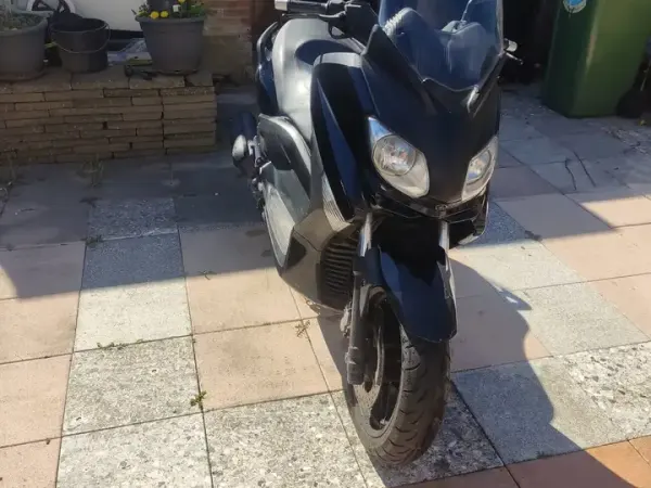 2011 Yamaha Black X-Max - € 1.750 (1/1)