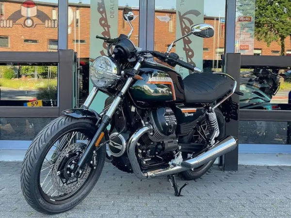 2025 Moto Guzzi V7 Special Nero Smeraldo 2026 - € 11.500 (1/1)
