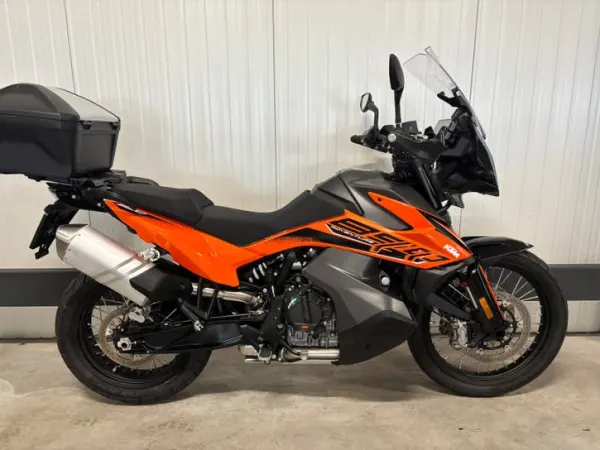 2022 KTM 890 Adventure (bj 2022) 3800km / Topkoffer - € 9.395 (1/1)