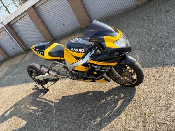 Year unknown Suzuki Gsxr 750 Verlengd met 10 Extra 2e Hands Banden - €3,500 · Bidding (1/1)