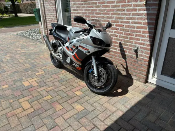 1999 Yamaha YZF R6 - €2,500 · Bidding (1/1)