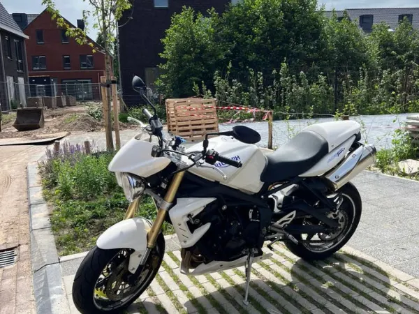 2009 Triumph Street Triple 675 (2009) – 29.000km, wit - € 3.200 · Bieden (1/1)