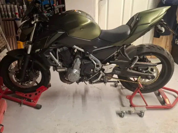 Year unknown Kawasaki Z650-Naked Bike mat Groen Slechts 16.610 km - €5,950 · Bidding (1/1)