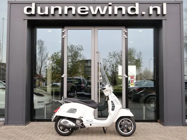 2009 Piaggio Vespa Gts 300 *koffer*afdekzeil*zeer netjes* - €3,950 (1/1)