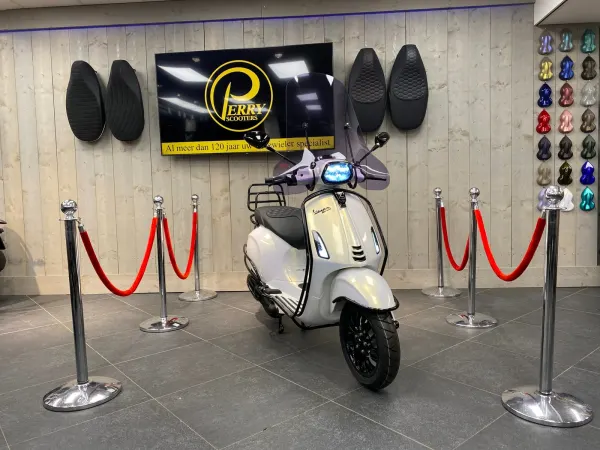 Bouwjaar onbekend Vespa Sprint Specialpaint Platina Pearl - € 5.999 (1/1)