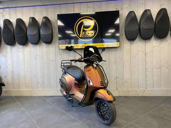 Bouwjaar onbekend Vespa Sprint Specialpaint Red TO Gold - € 5.999 (1/1)