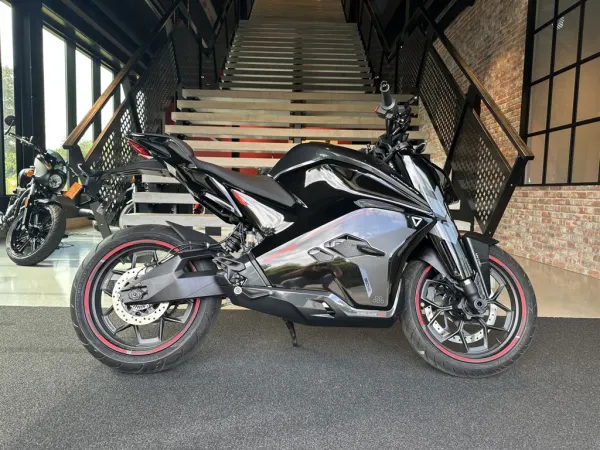 2025 Ultraviolette F 77 Superstreet - € 9.799 (1/1)