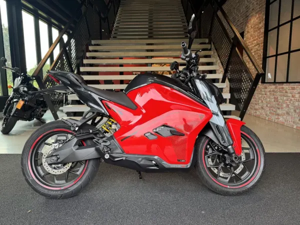 2025 Ultraviolette F 77 Superstreet - € 9.799 (1/1)