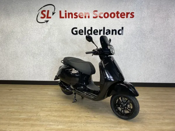 2023 Vespa GTS 300cc HPE Custom Black Edition - €9,495 (1/1)