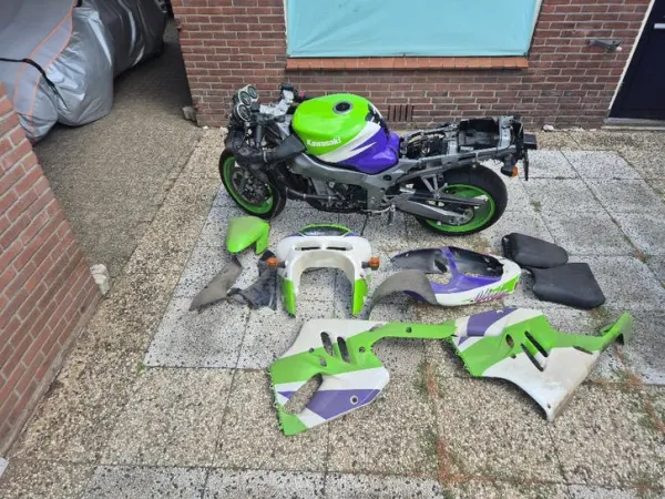 1997 Kawasaki ZX9R 1997, project, Lees Omschrijving - Reserved (1/1)