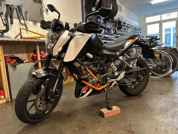 2013 KTM 125 Duke - €1,800 · Bidding (1/1)