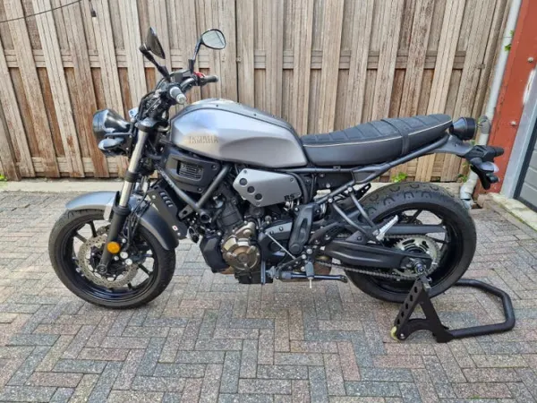 2017 Yamaha XSR700 rs-Stijlvolle Naked Bike met LED 1148 km - € 7.450 · Bieden (1/1)