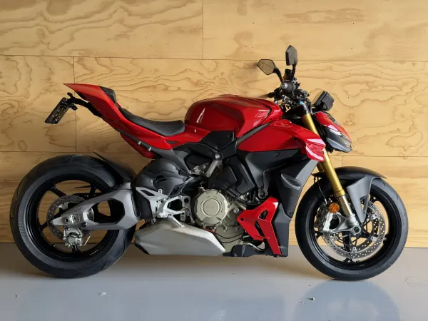 2025 Ducati Streetfighter V4 S 2025 | 6.400 km | Extras l Fab gar - €25,950 · Bidding (1/1)