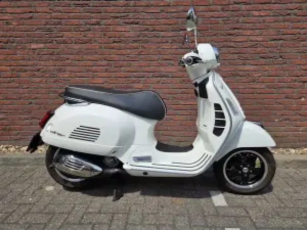 2019 Vespa GTS 300 Super HPE - € 5.495 (1/1)